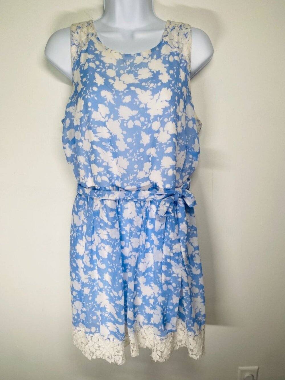 Blue & White Alice Through the Looking Glass Dress by Disney size Large